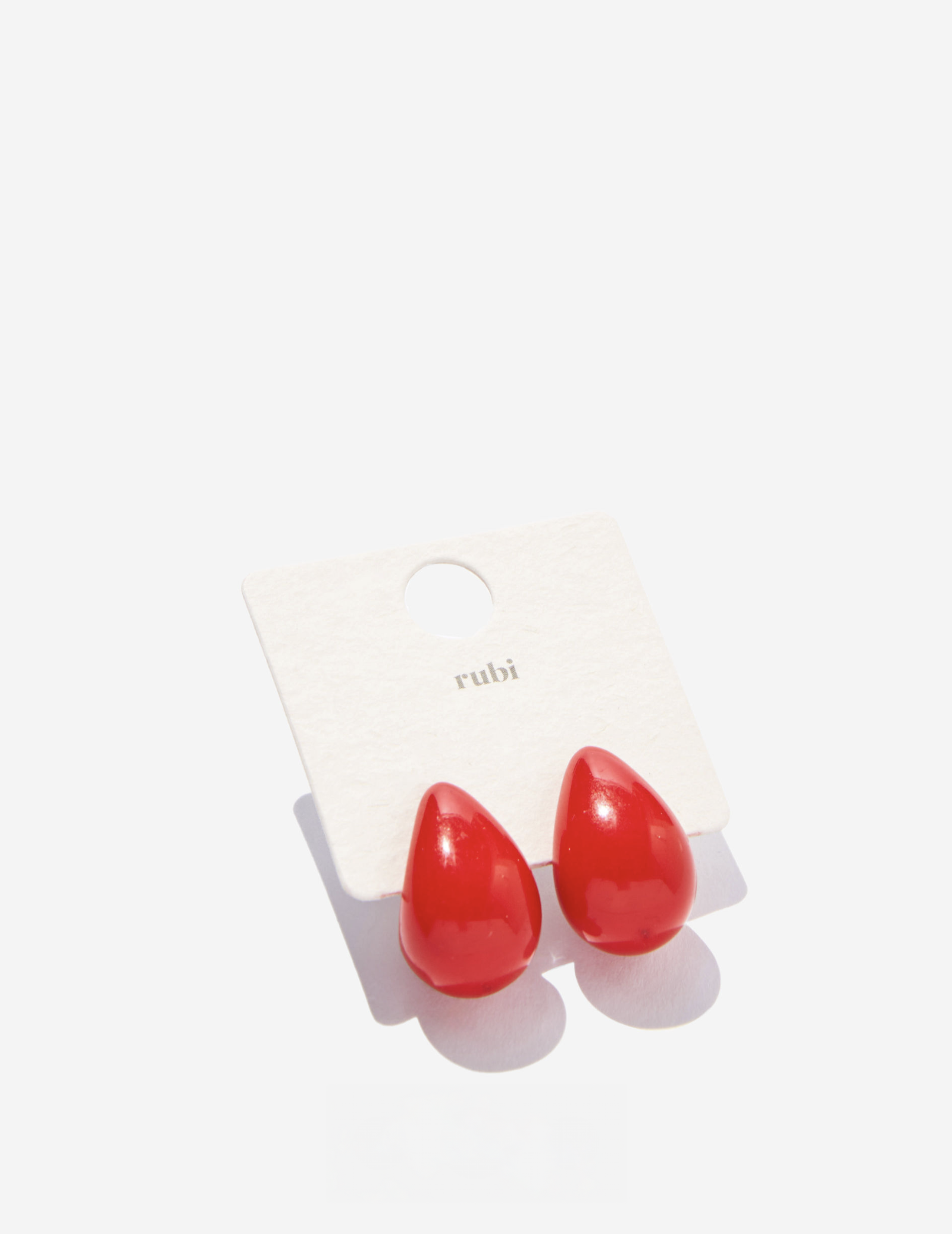 Arete con dije pequeño rojo