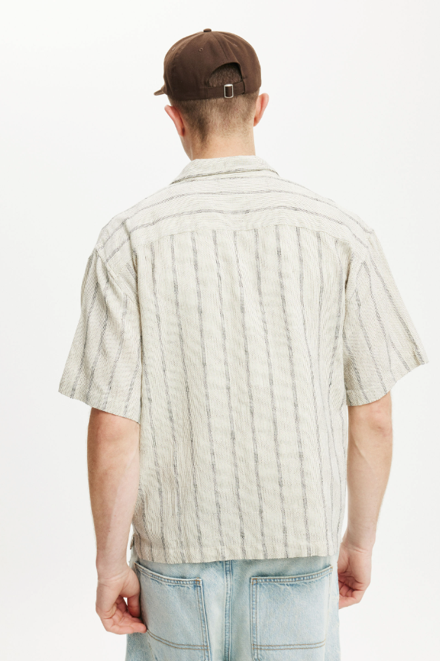Camisa de manga corta corte box