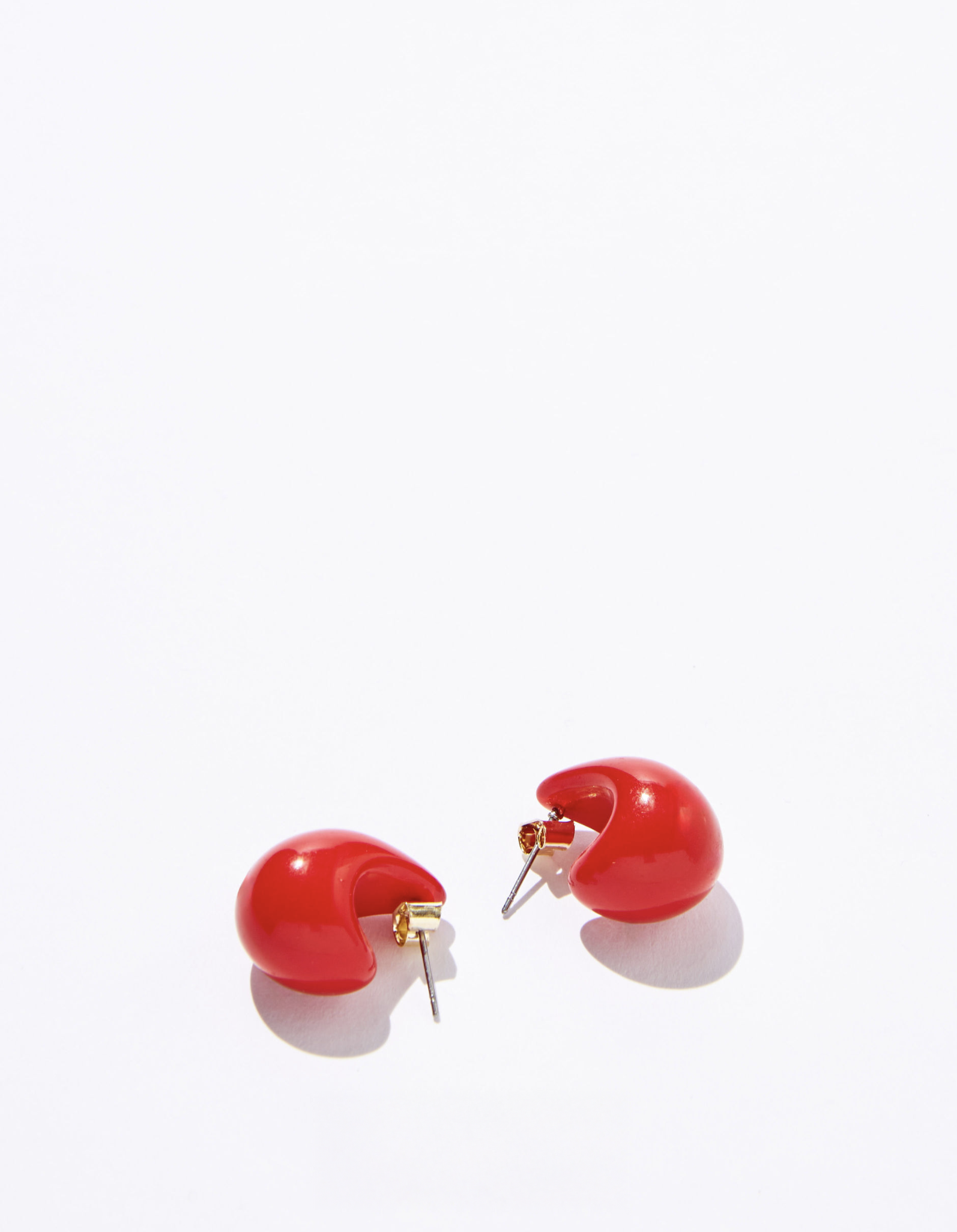 Arete con dije pequeño rojo